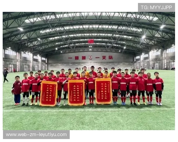 球员参与公益教学活动鼓励贫困地区儿童参与足球